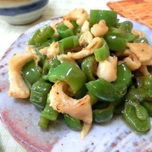 お酒のあてにも副菜にも♪ 鶏皮とピーマンのポン酢炒め