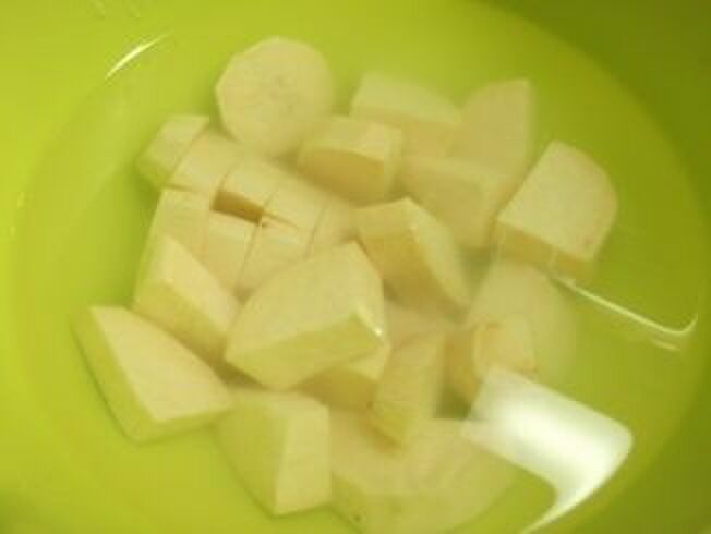 薩摩芋を切って水にさらす。