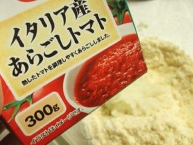 あらごしトマトを入れて