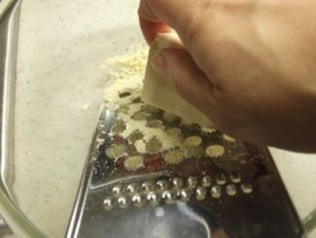 高野豆腐をすりおろす