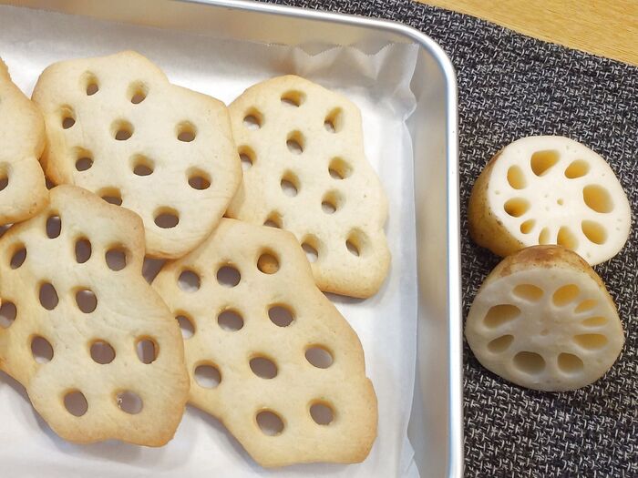 レンコンの形を作り、クッキーを焼く