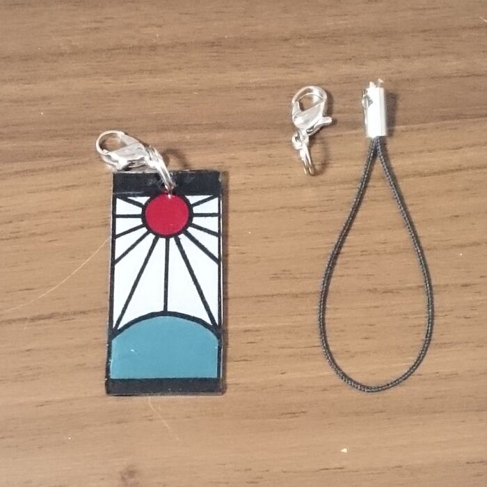 焼いたプラ板をヒモタイプのキーホルダーの金具につける。