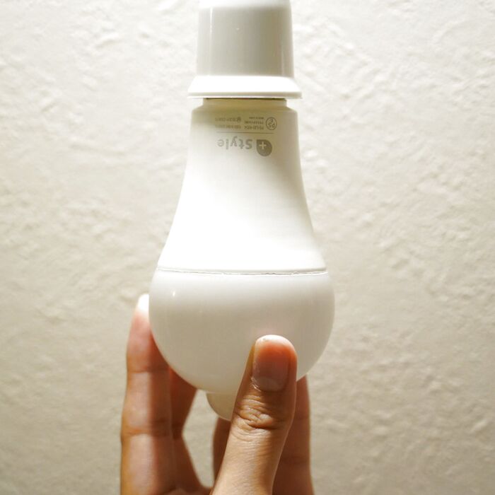 今ついている照明を取り外し、照明を取り付ける