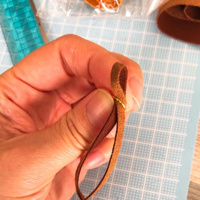 スウェードハギレを取り付けます