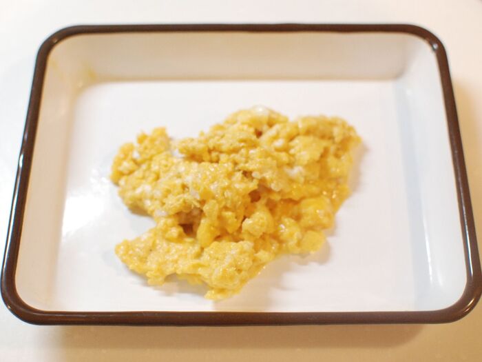 フライパンで半熟状の卵を作ります