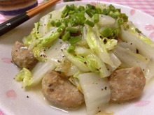 市販のいわしつみれでボリューム副菜☆ 白菜とつみれの中華塩炒め