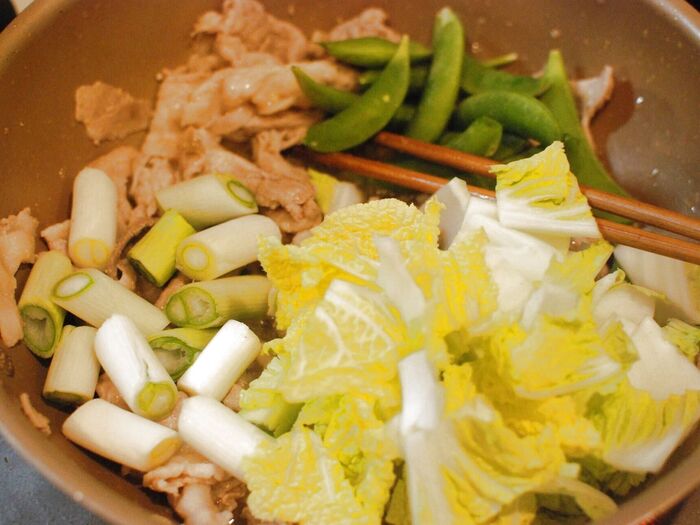 同じフライパンで豚こまと野菜を炒めます