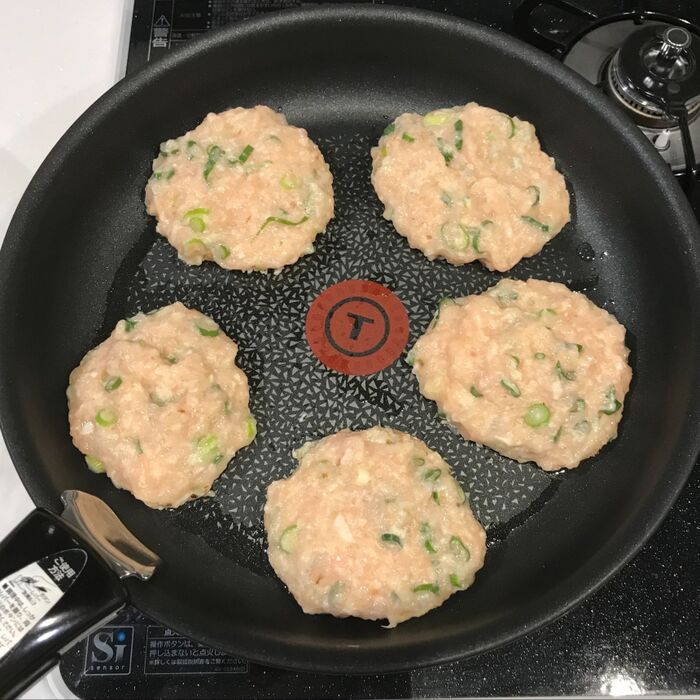 つくねを焼く。