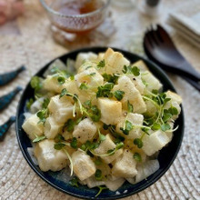 おろし汁ドレッシングでいただく大根おろしと揚げ餅のサラダ!