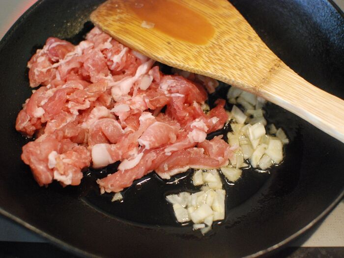 豚肉を加えます