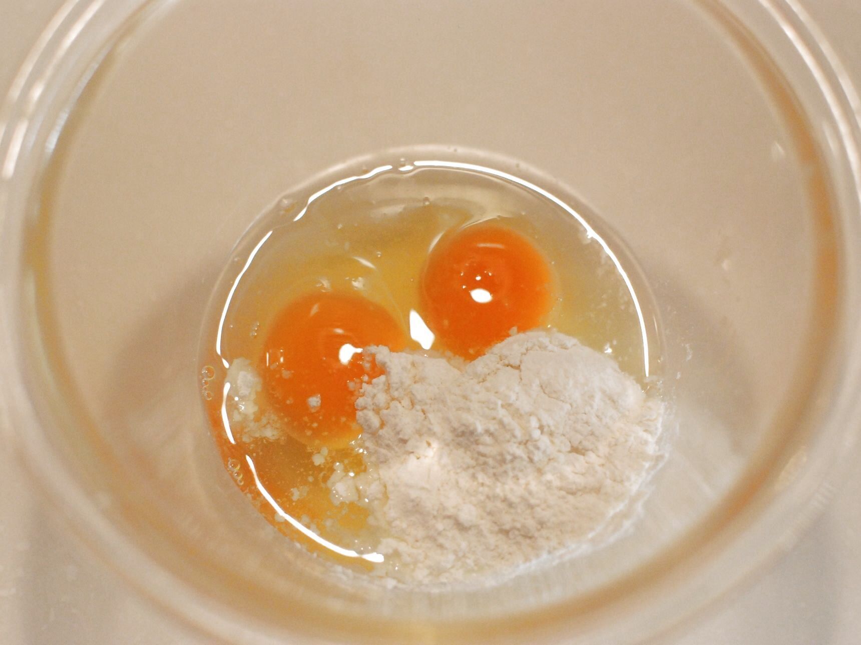 卵に、小麦粉と砂糖を加えます
