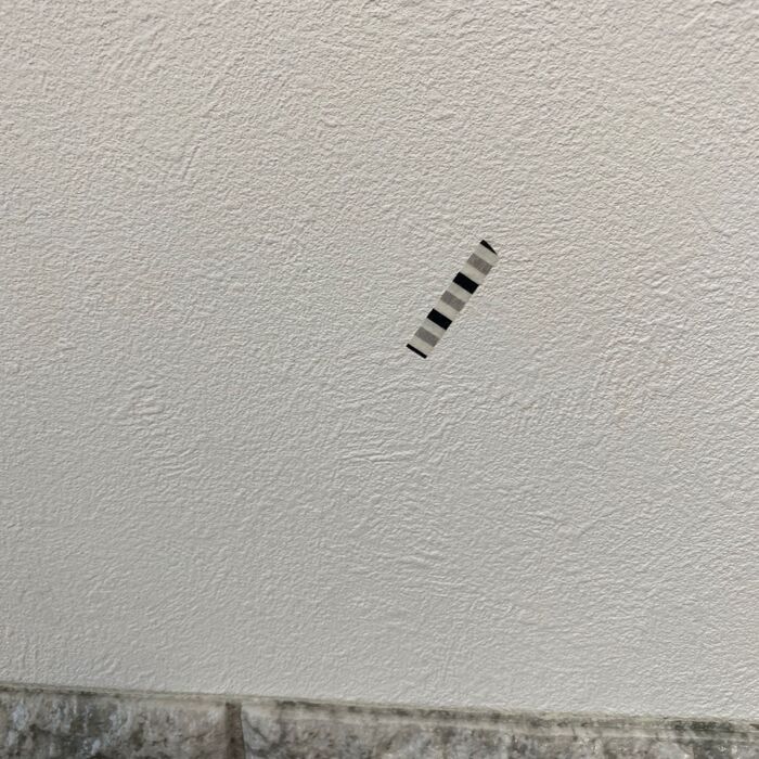 まずマスキングテープを壁に貼ります。