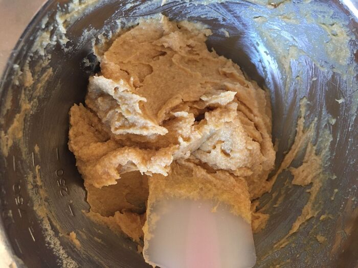 アーモンドフィリングを作る。