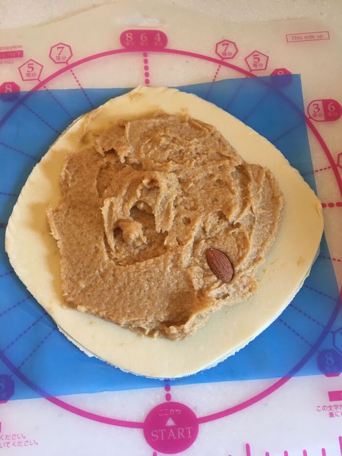 アーモンドクリームをのせる。