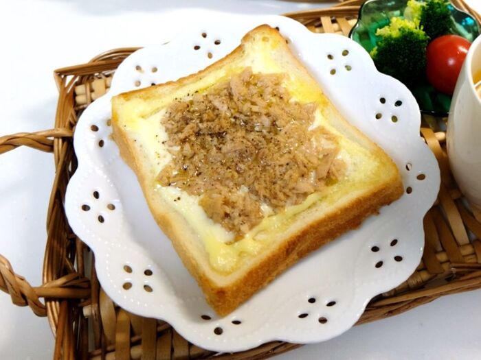 食パンに乗せるだけ