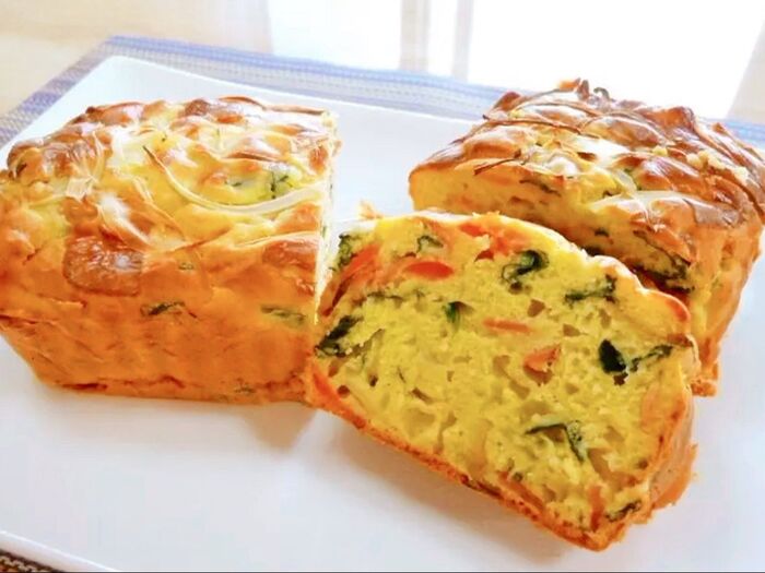 【ホットケーキミックスで!】ベーコンと玉ねぎの簡単ケークサレ♪