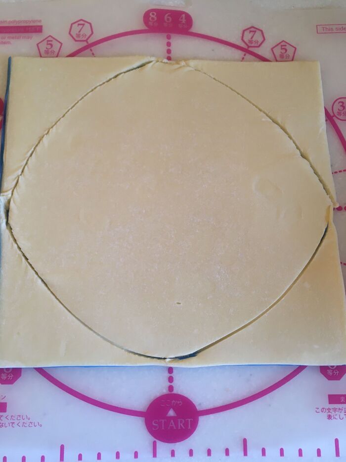 パイシート2枚を丸くカット。