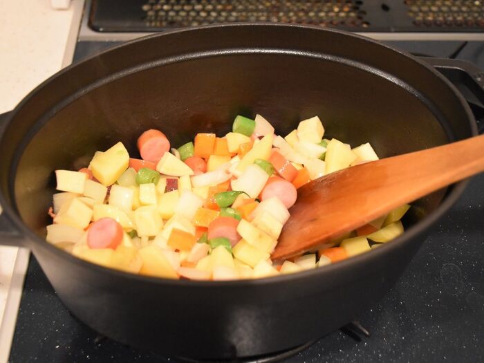 具材を炒めます。