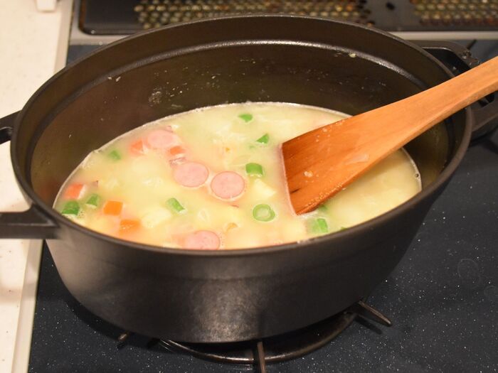 野菜が柔らかくなるまで煮ます。