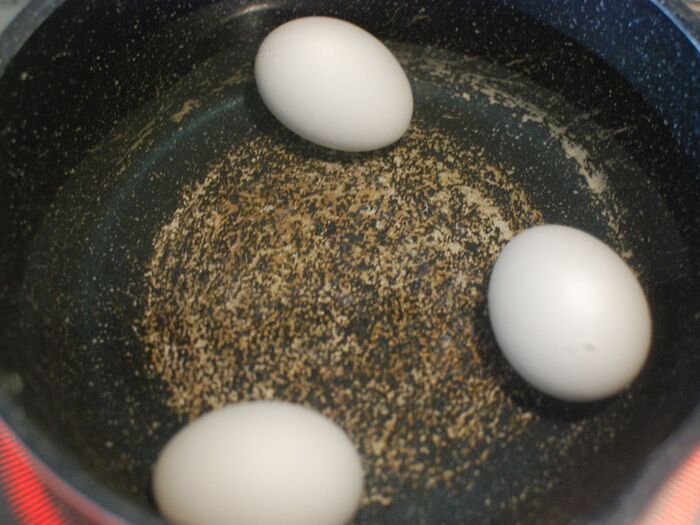 卵と海老を茹でます