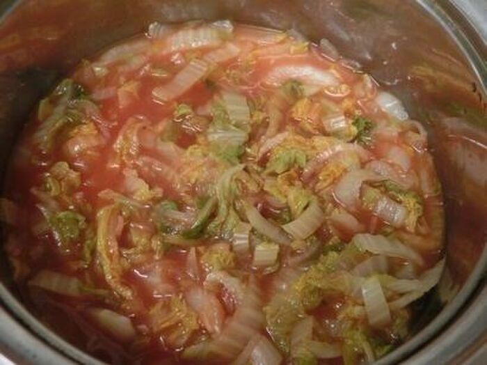 3.トマトジュースを入れて煮る