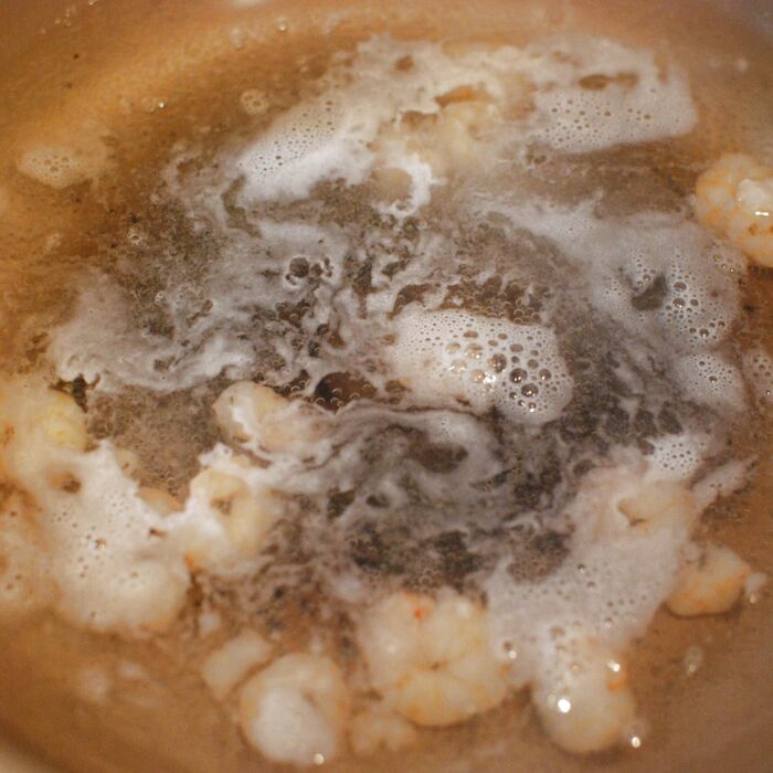 海老を茹でます