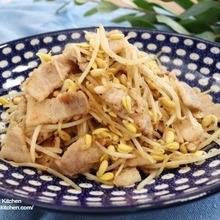 ガッツリヘルシー♡豚バラと豆もやしのガーリック炒め