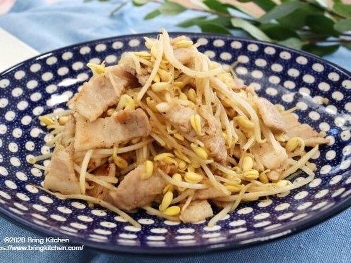 ガッツリヘルシー♡豚バラと豆もやしのガーリック炒め