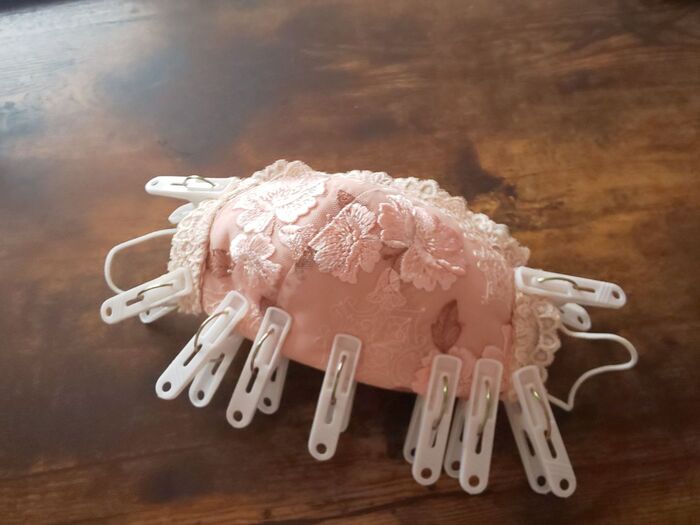 ブラを裁断し耳にかけるゴムを付けます