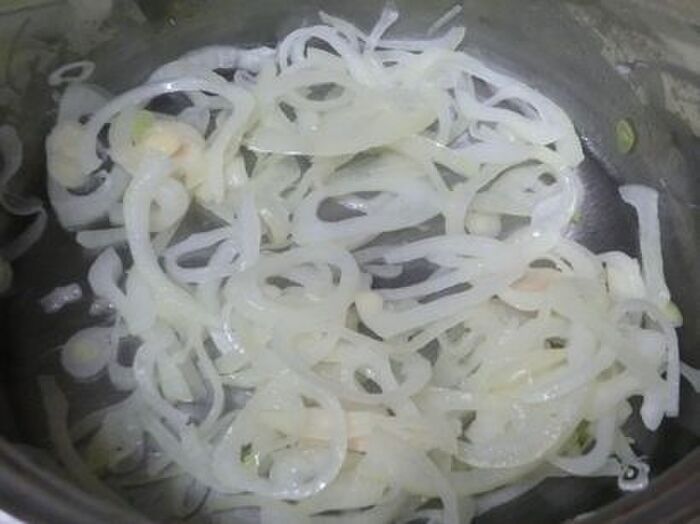 1.玉ねぎと白菜を炒める