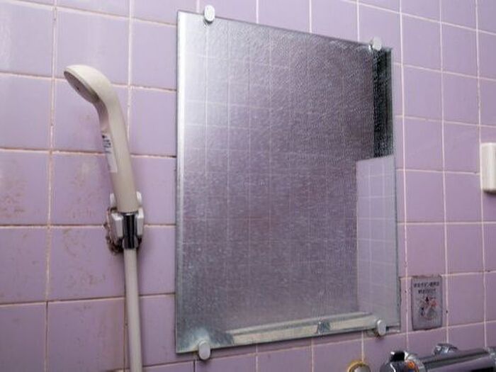 1）そもそも、どうしてお風呂の鏡にはうろこ状の白い水垢がこびりついてしまうの？