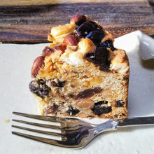 食物繊維豊富で甘いデーツ&アプリコット等のドライフルーツ&ナッツ類が計300グラム!パウンドケーキ