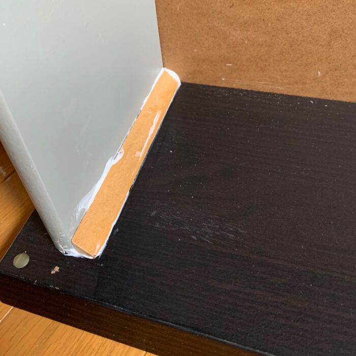 ボンドでタンス内側に固定