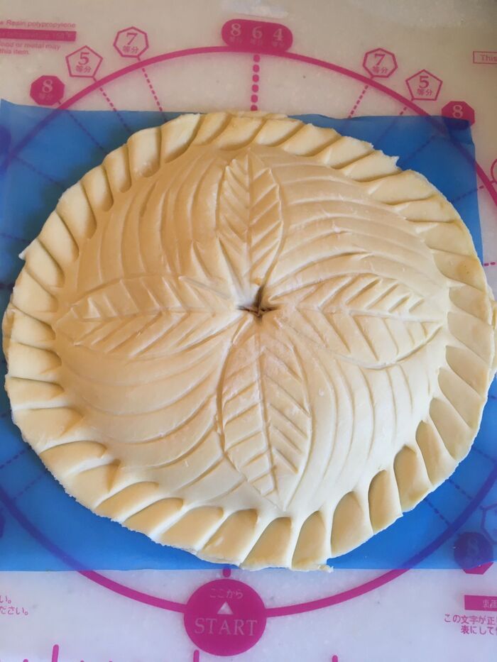 パイ生地の上に模様を描いて焼く。