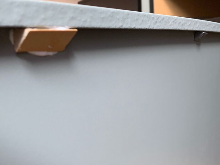 三角柱の棒をカットしてペタリ