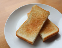 いつもの冷凍食パンなのにおいしさケタ違い!冷凍保存&レンジ解凍のちょっとしたコツ