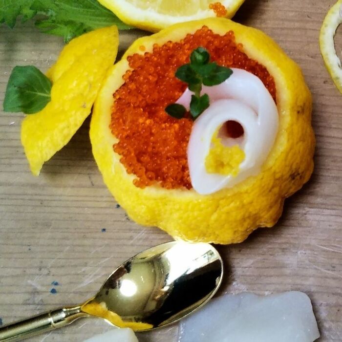 ④ゆず皮の中に酢飯を詰める→とびっこをのせ→薄くスライスしたイカをくるくる巻いてのせ→すりおろしたゆずの皮とミントを添える。