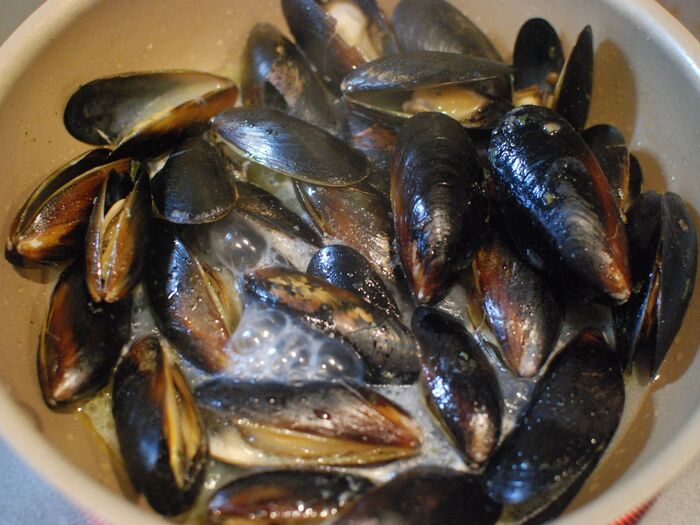 表示どおりムール貝を解凍、熱して調理します
