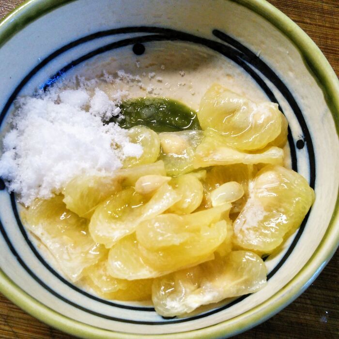 ②果実(房ごと)に砂糖を加え、200Wで5分程、電子レンジ。