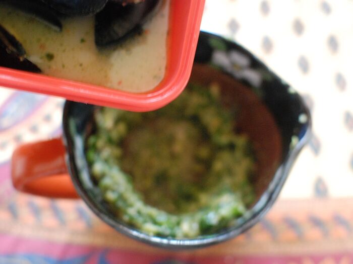 バジルペーストにムール貝から出たスープを加えます