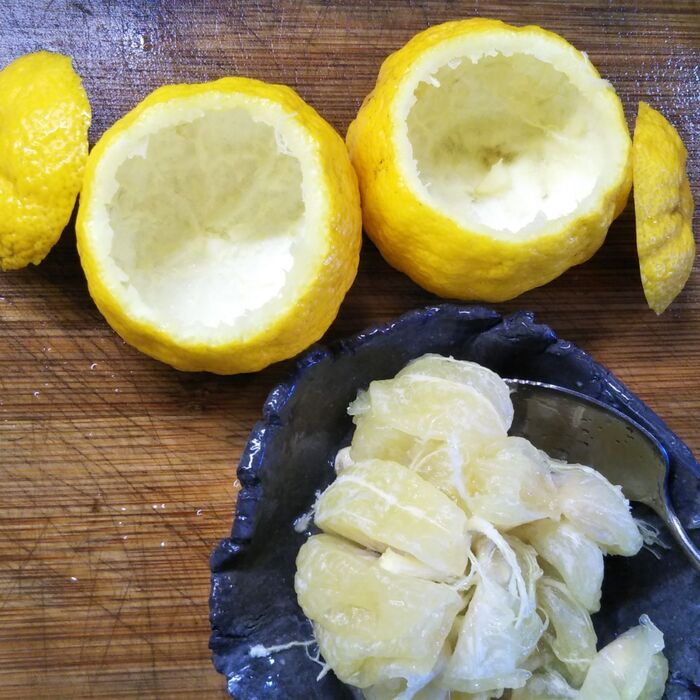 ①ゆずの上部を切りとり、果実を取り出す。