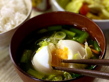 インパクト大♪ゆで卵ドーン!食べるお味噌汁