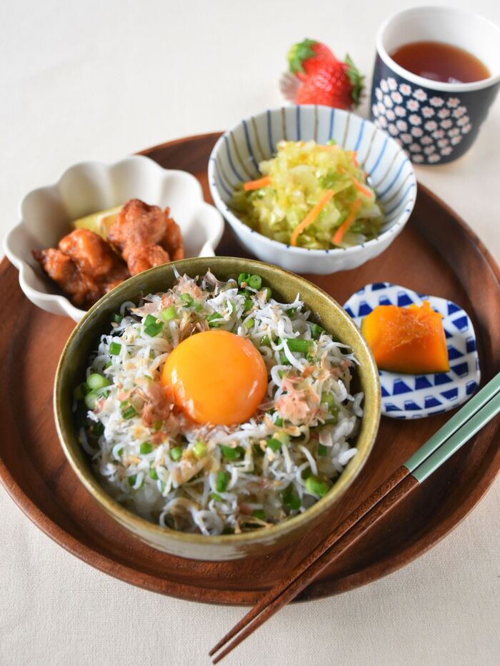 100均の小鉢で気分を上げる♪旨味たっぷりしらす丼定食