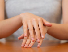 【皮膚科医が教える】冬のカサカサ手肌をつるつるに変える!手荒れ対策&ハンドクリームの選び方