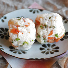 【混ぜてにぎるだけ♪】☆スモークサーモンとスプラウトとカマンベールチーズのおにぎり☆