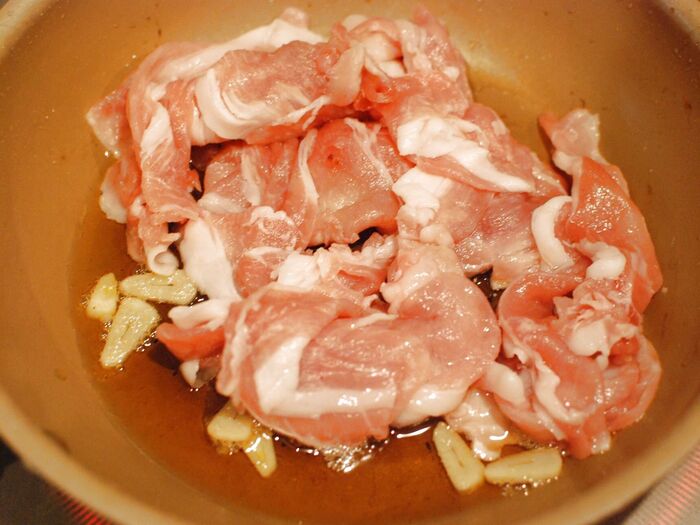 豚こまを焼きます