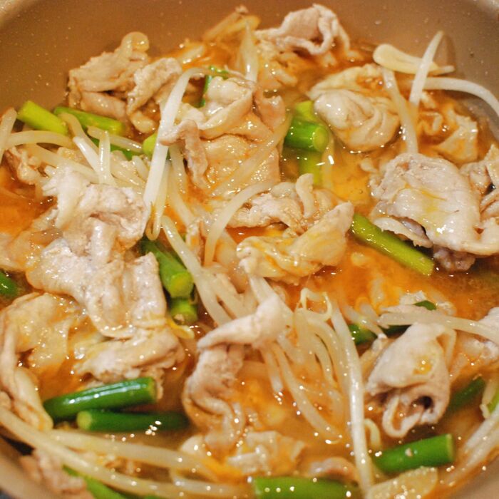 よく炒め合わせたら、●の溶き卵を回し入れます