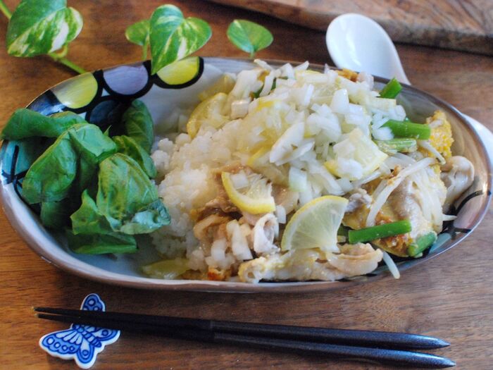 【アジアン風】豚こまとにんにくの芽ともやしの卵とじ丼♪