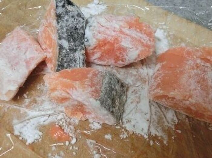 2.鮭の下ごしらえをする