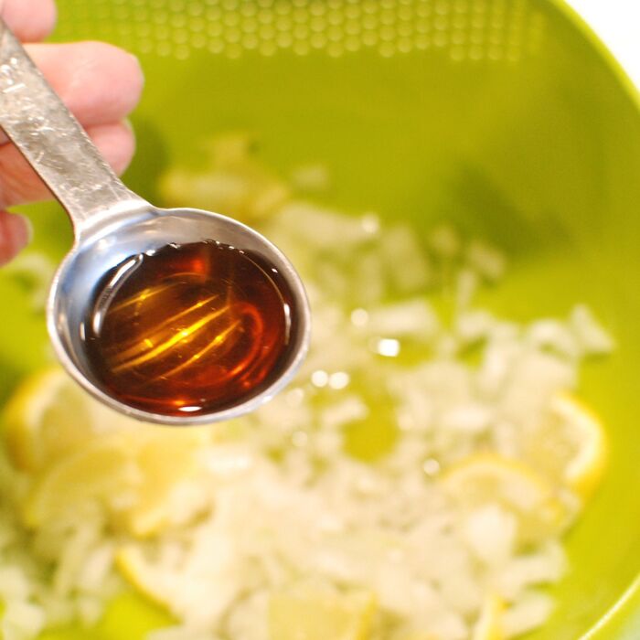 玉ねぎみじん切りに、レモンのいちょう切りとナンプラーを加えます